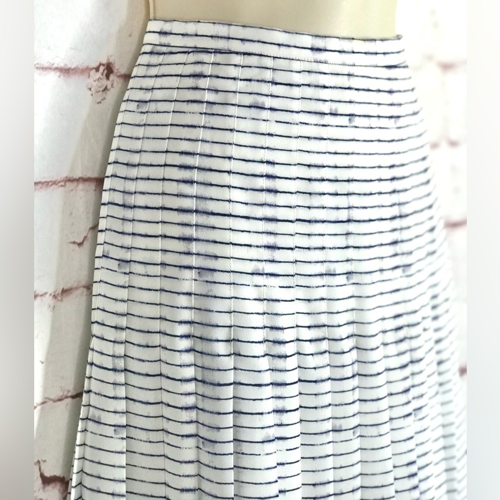 VINCE blurred lines pleated Navy on White Skirt Size 2 - Picture 4 of 15